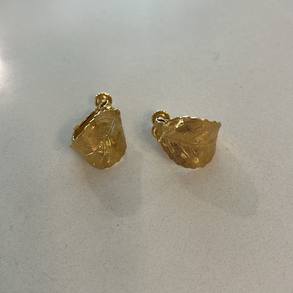 Vintage Signed Napier Gold Tone Leaf Screw Backs Earrings - Picture 2 of 3
